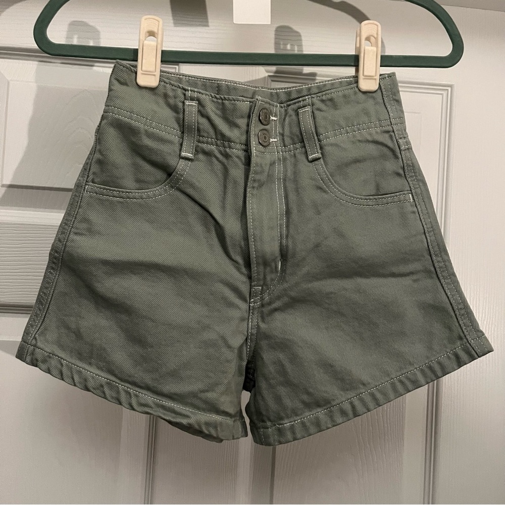 Levi’s High Waisted Mom Shorts in Green!